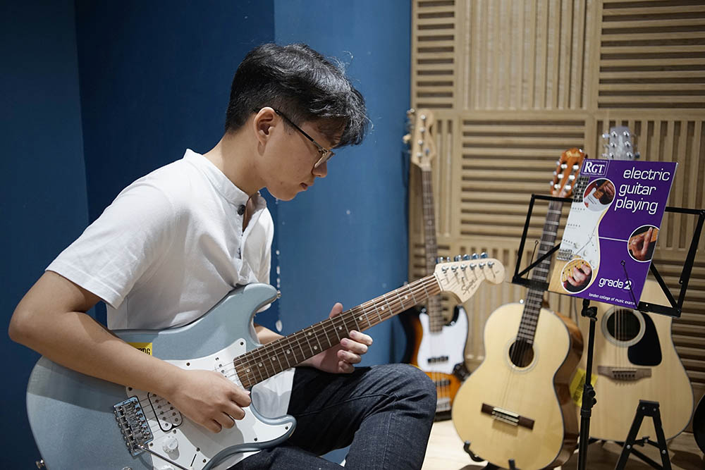 học đàn guitar tại việt thương music