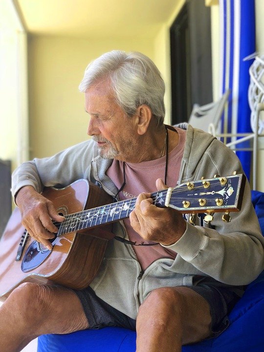 người lớn tuổi học đàn guitar