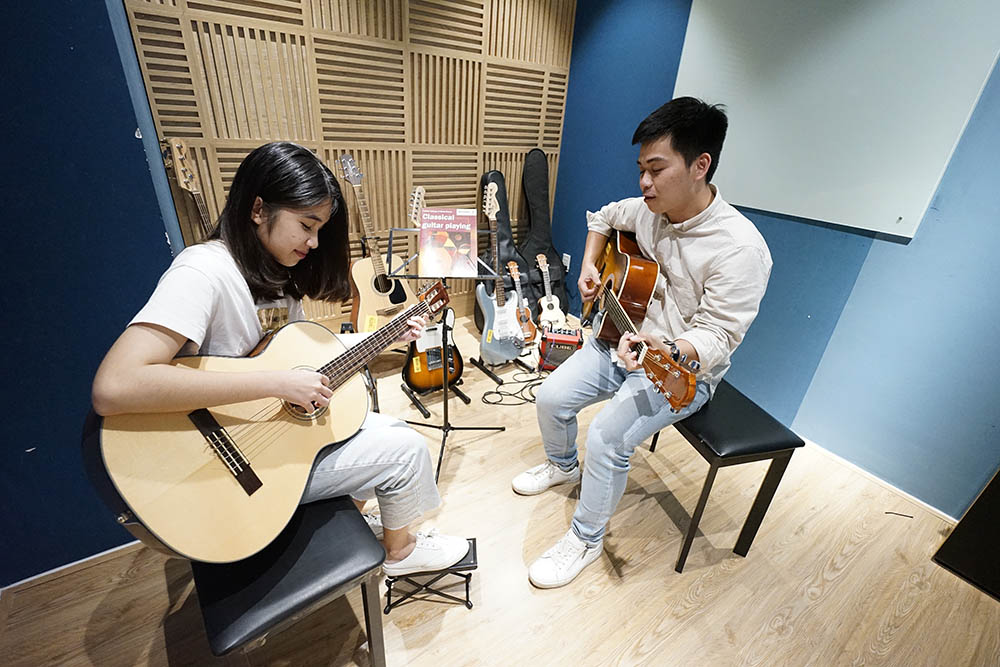 Học phí học đàn guitar tại trường nhạc Việt Thương Music