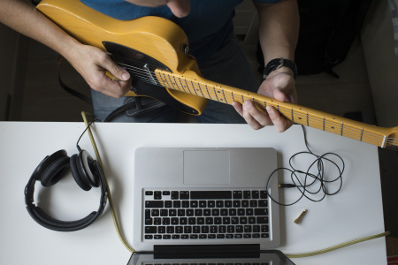 Những lợi ích khi học đàn guitar Online