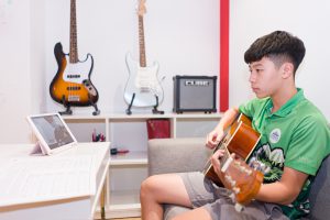học đàn guitar online