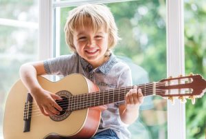 Nên cho bé học chơi đàn guitar từ mấy tuổi? 1